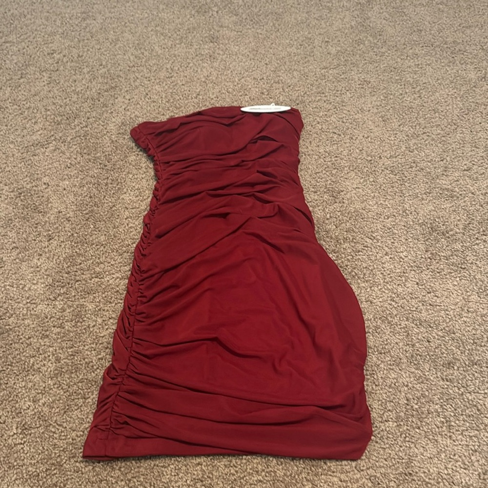 New with tags. Princess Polly dress. Almost like a burgundy color. Light red.
